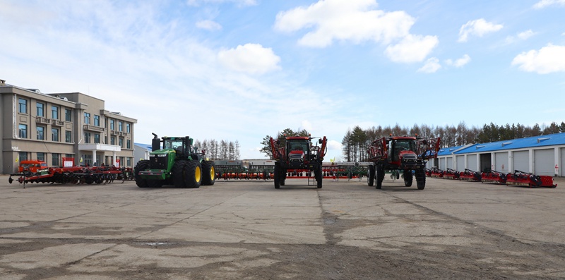 农机“集结”蓄势待发.jpg