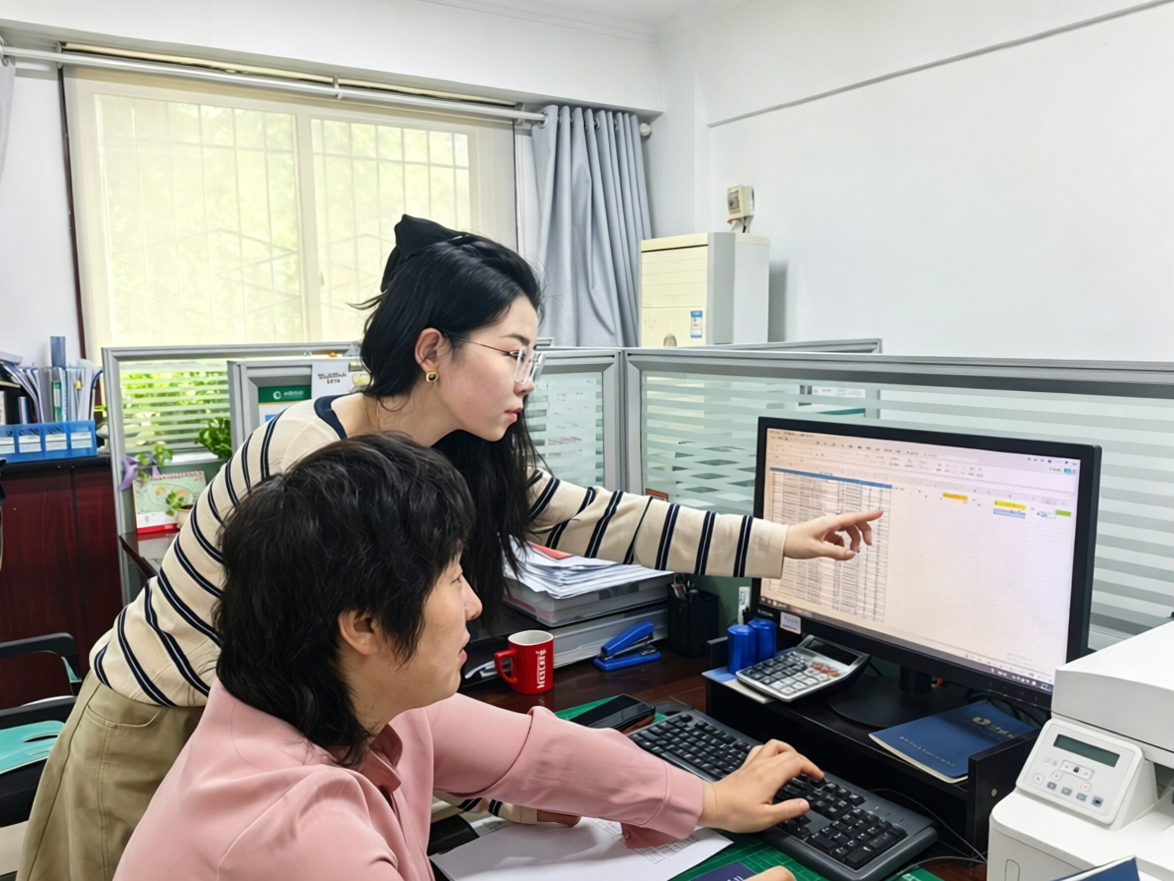 1777359415350753.jpg 图为“师带徒”结对人员在讲授业务工作技巧.jpg