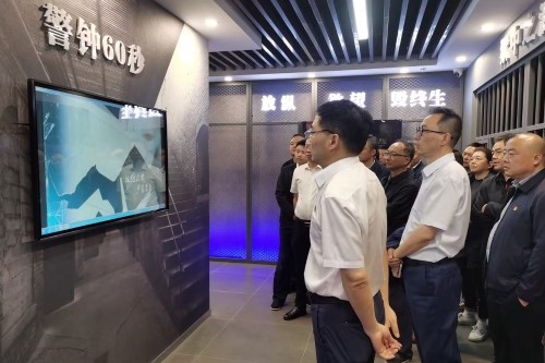 1777366194446587.jpg 2、党员干部观看廉政警示教育片.jpg