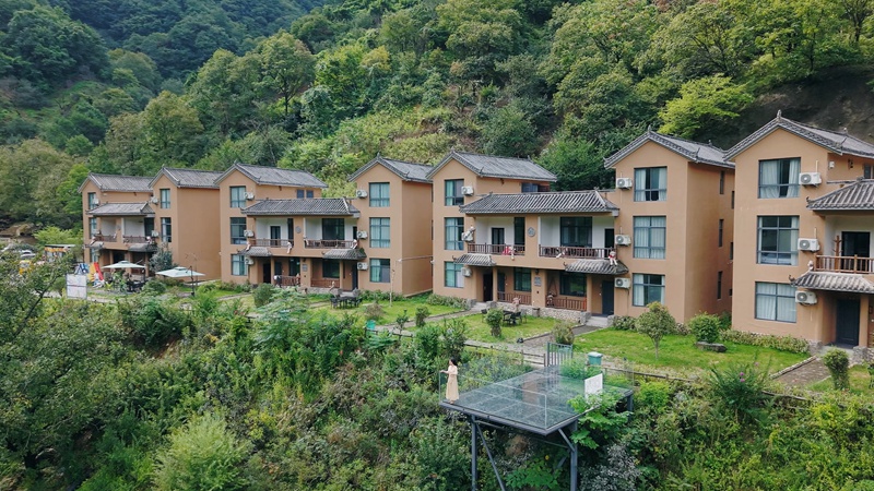 1777534701188076.jpg 游客在观景台上欣赏自然美景 嵩宣供图.jpg