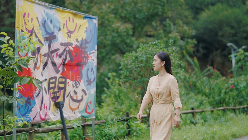 1777534720715968.jpg 游客在云裳小筑赏景 王博摄.jpg