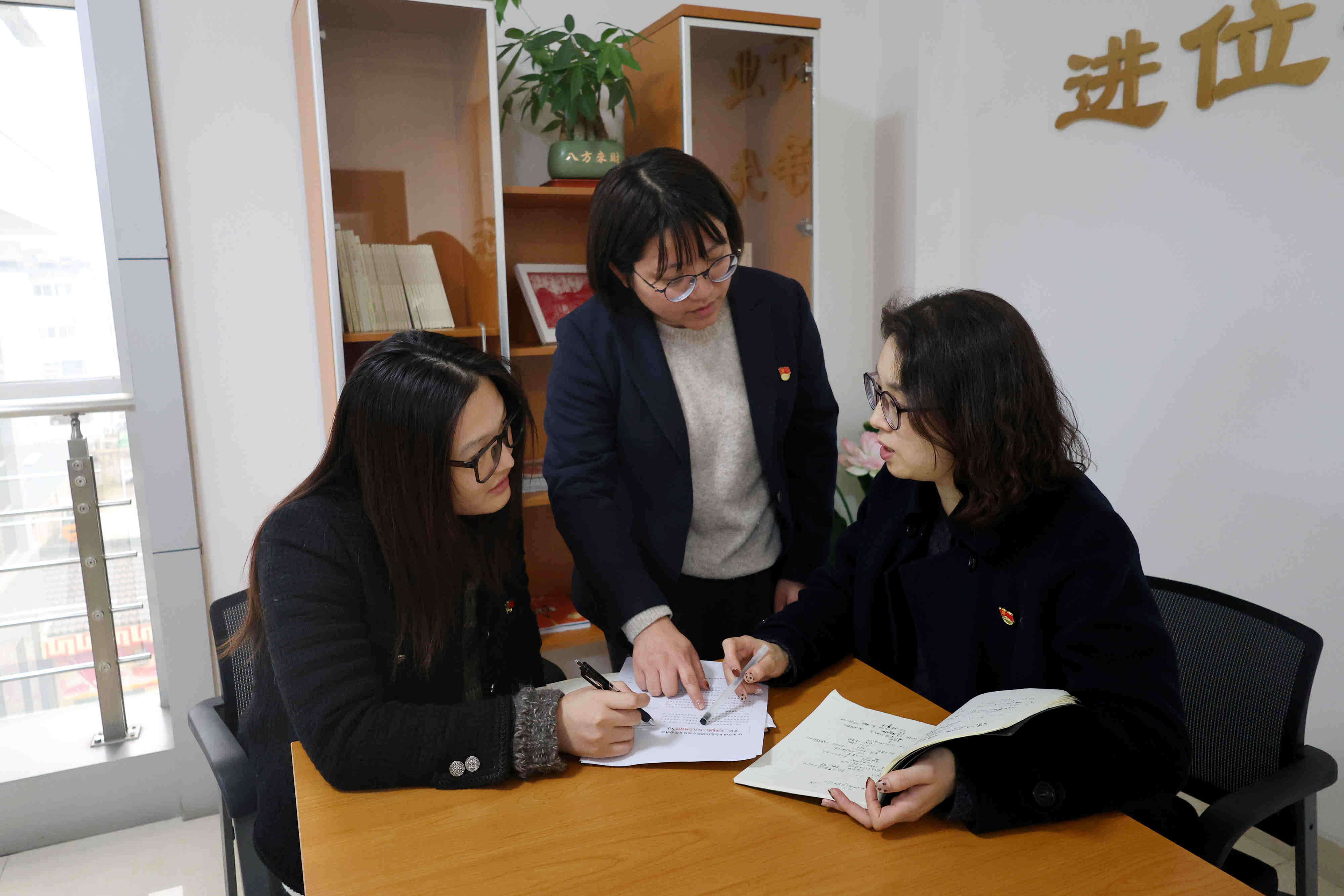 1778143006428357.jpg 1、青年党员在“金彩星火角”开展理论学习.jpg