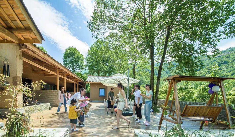 游客正在楼房沟精品民宿院子里赏春光。来源：隐居乡里.jpg