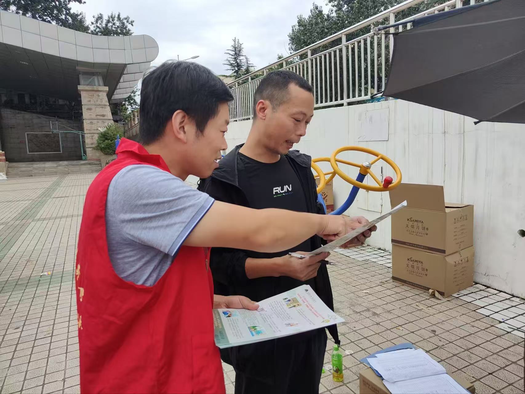 1778658206748385.jpg 图为该局志愿者发放消防安全宣传单 李家欣摄.jpg