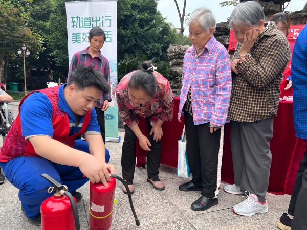1778739297712701.jpg 工作人员宣传灭火器使用方法2(1).jpg
