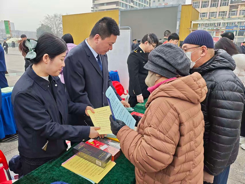 1779178879317548.jpg 图为普法人员在社区广场普及烟草专卖法律法规.jpg