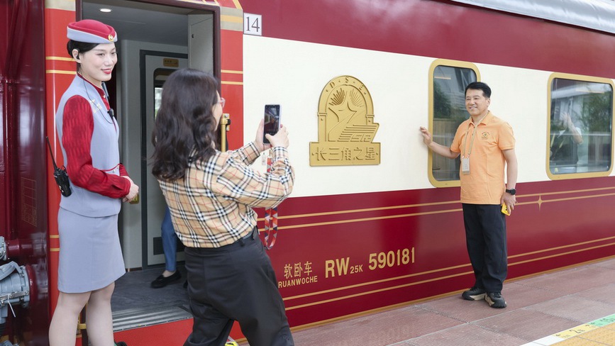 “长三角之星”舒适型旅游列车从上海首发