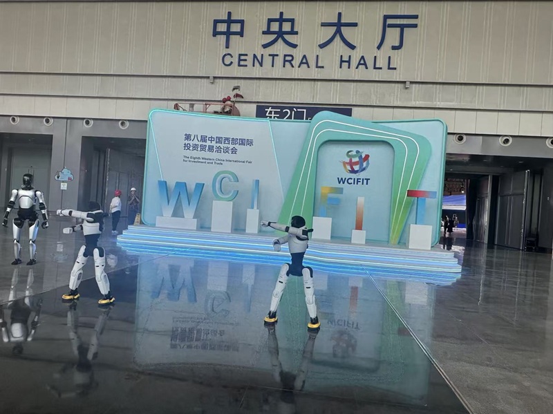 中央大厅展示的机器人在跳舞.jpg