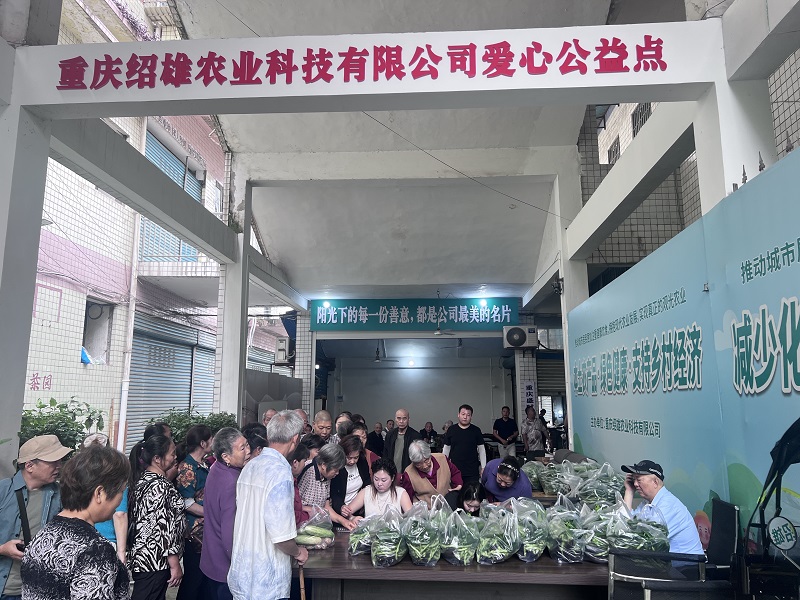 1779348460440081.jpg 在发放蔬菜现场的老年人等待领取蔬菜.jpg