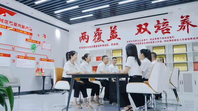 1779699035330230.jpg 图为青年理论学习小组开展政治理论学习.jpg