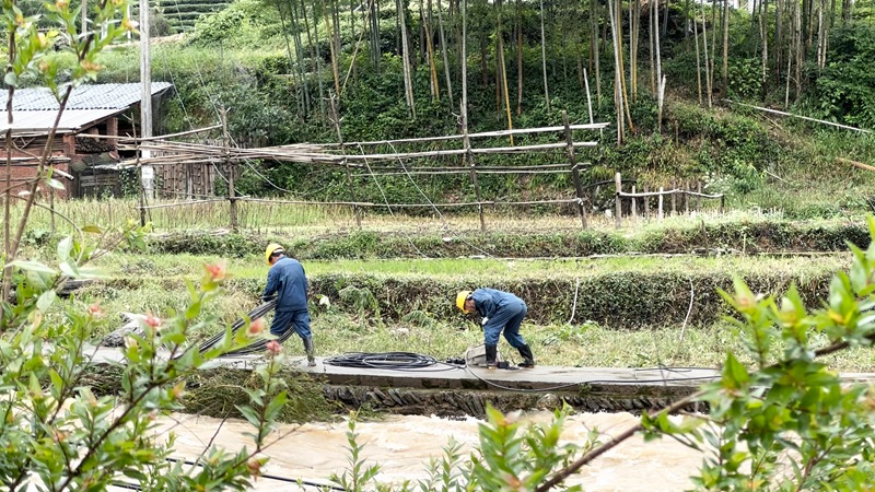 1779872194407694.jpg 婺源供电部门凌晨出动抢修山洪受损设施005.jpg