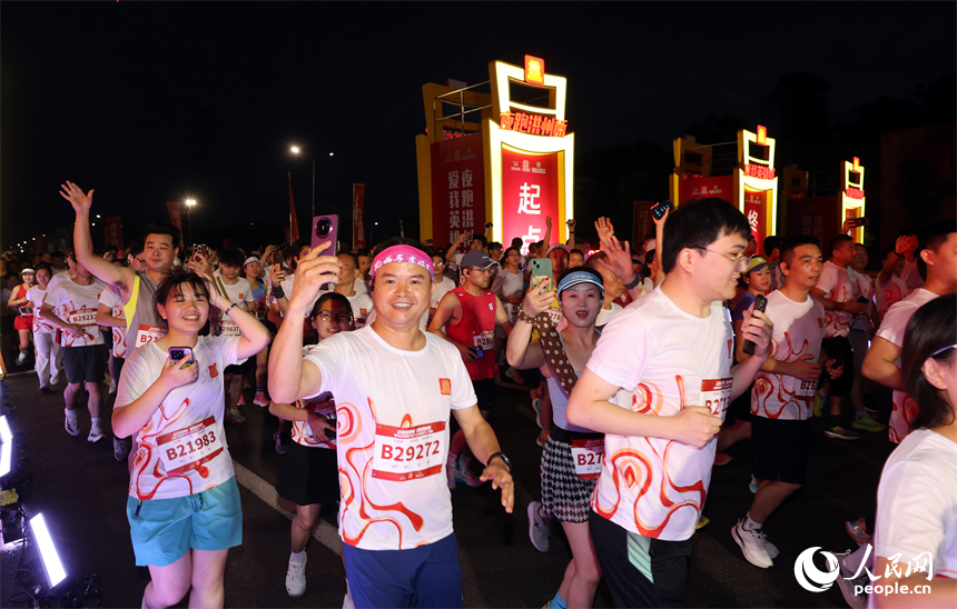 2026南昌万人夜跑活动30日晚鸣笛开跑。图为跑友奔跑在洪州大桥上。人民网记者 时雨摄