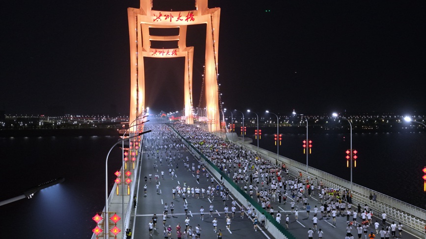 江西南昌：万人夜跑活动鸣笛开跑