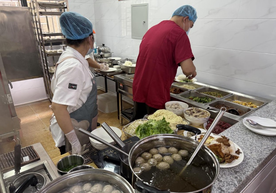 社区食堂备餐_副本.jpg