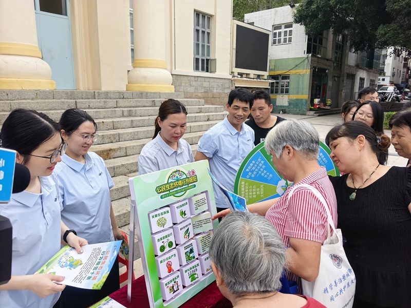 1780889219106368.jpg 工作人员向群众普及垃圾分类、绿色出行、节能减排、核与辐射安全等知识.jpg