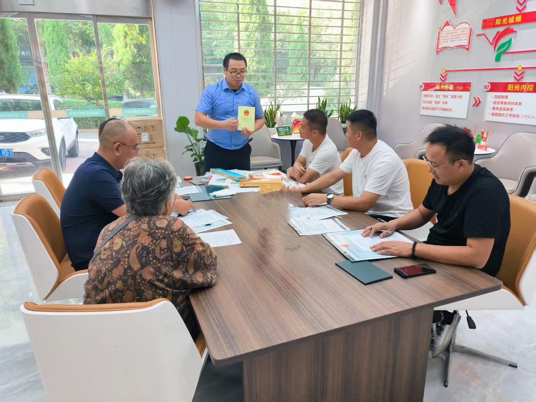 1780901975829702.jpg 图为市场监管员为新办证商户开展法律法规培训.jpg