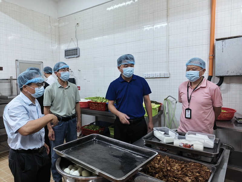 1780988206390652.jpg 检查组人员重点围绕食堂操作规范、原料存放、从业人员管理等环节进行了逐项核查和梳理.jpg