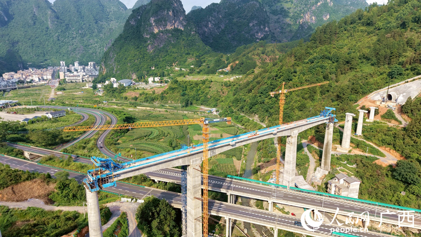 建设中的黄百铁路镇洪河大桥。