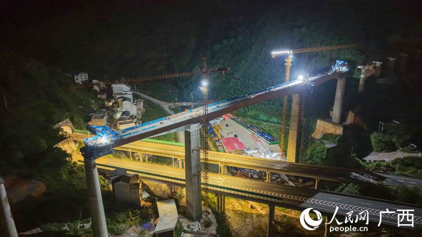 施工人员对黄百铁路镇洪河大桥边跨合龙段进行施工。