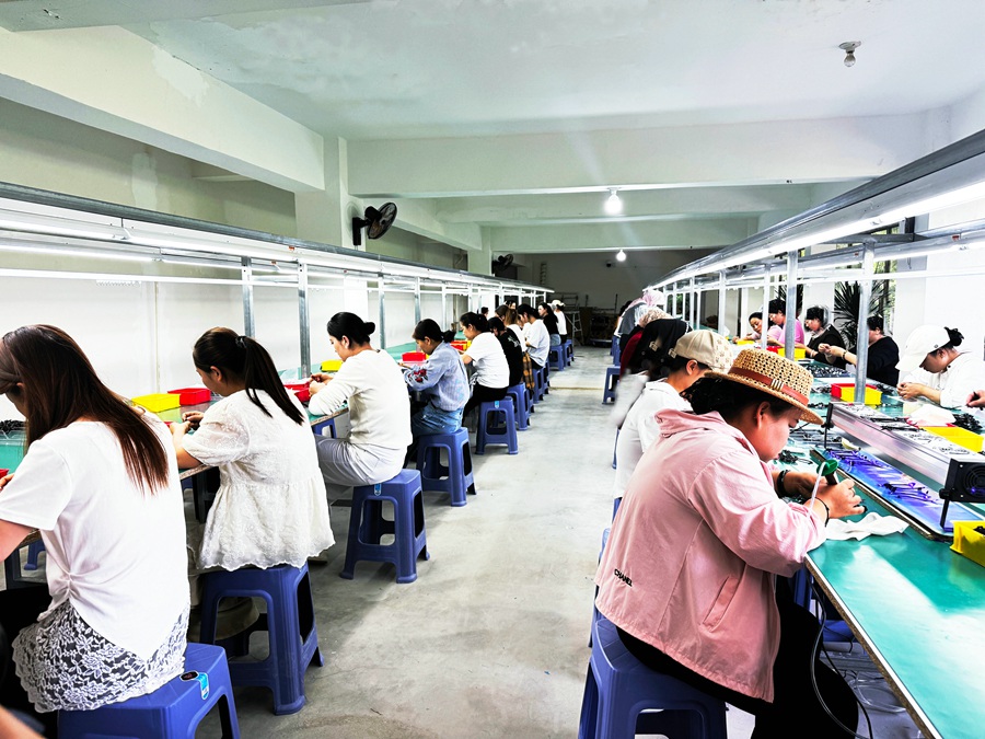 桦晟电子张家川分厂员工技术熟练地操作.jpg