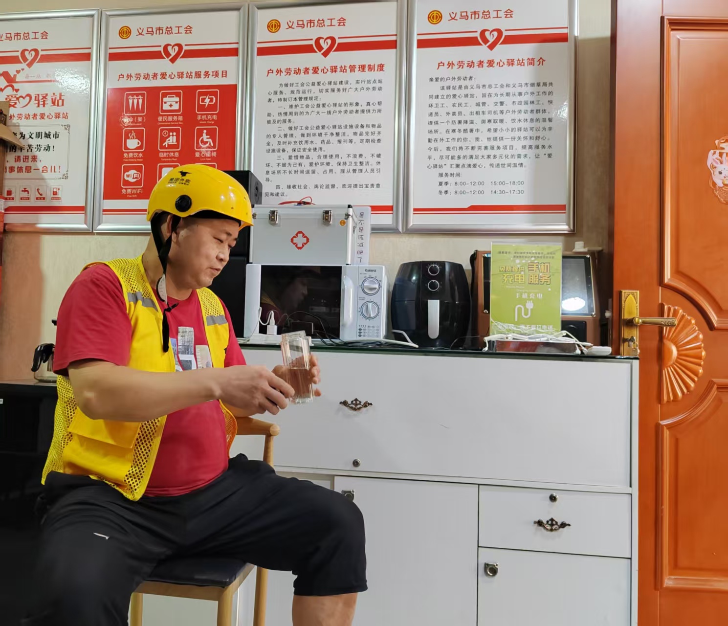 1781249029160471.jpg 图为外卖小哥在“清凉驿站”休憩喝水 李凤丹摄.jpg