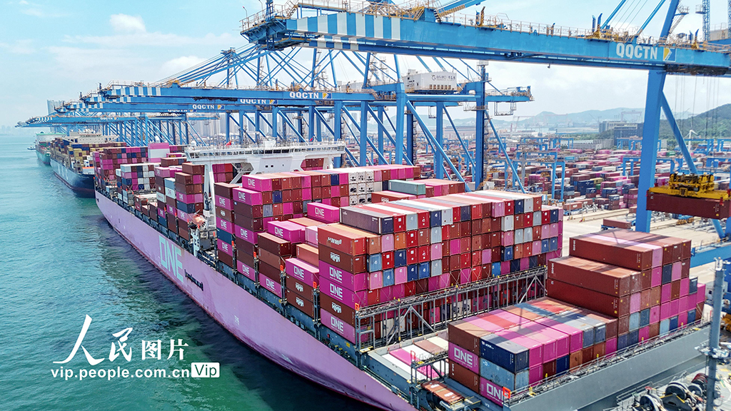 山东青岛：进出口商品通关装卸船作业高效有序