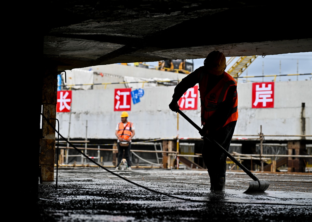 6月17日,工人在海门北站核心区基坑最后一块顶板浇筑现场作业。