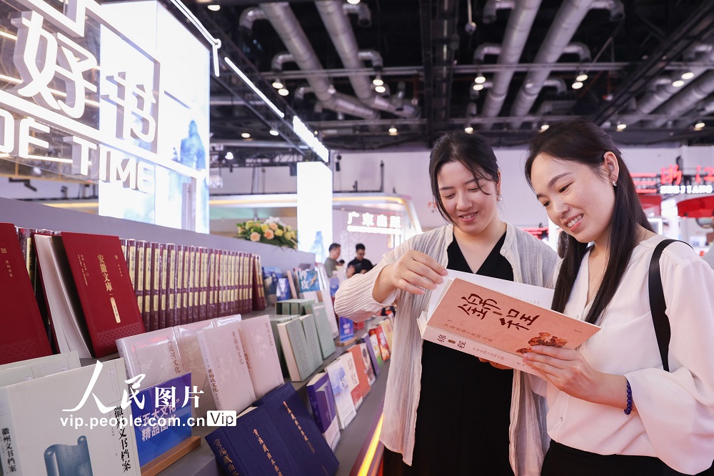 2026年6月17日，读者在第32届北京国际图书博览会上翻阅图书。