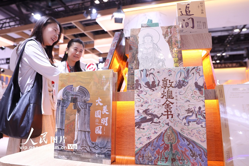 2026年6月17日，读者在第32届北京国际图书博览会上翻阅图书。