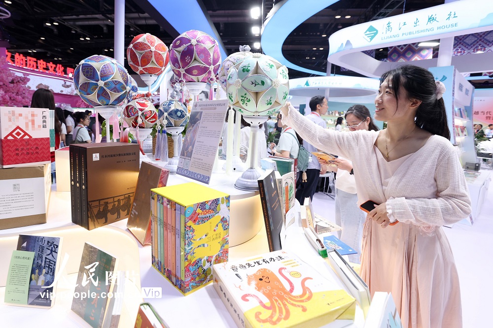 2026年6月17日，读者在第32届北京国际图书博览会上观看文创产品。