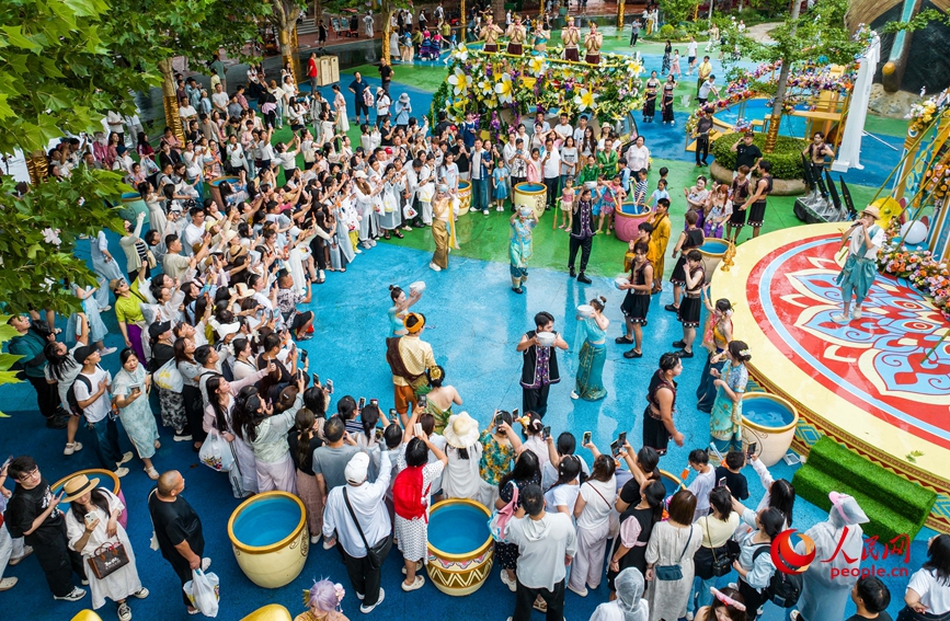 游客参与郑州方特旅游度假区泼水节活动。人民网记者 辛静摄
