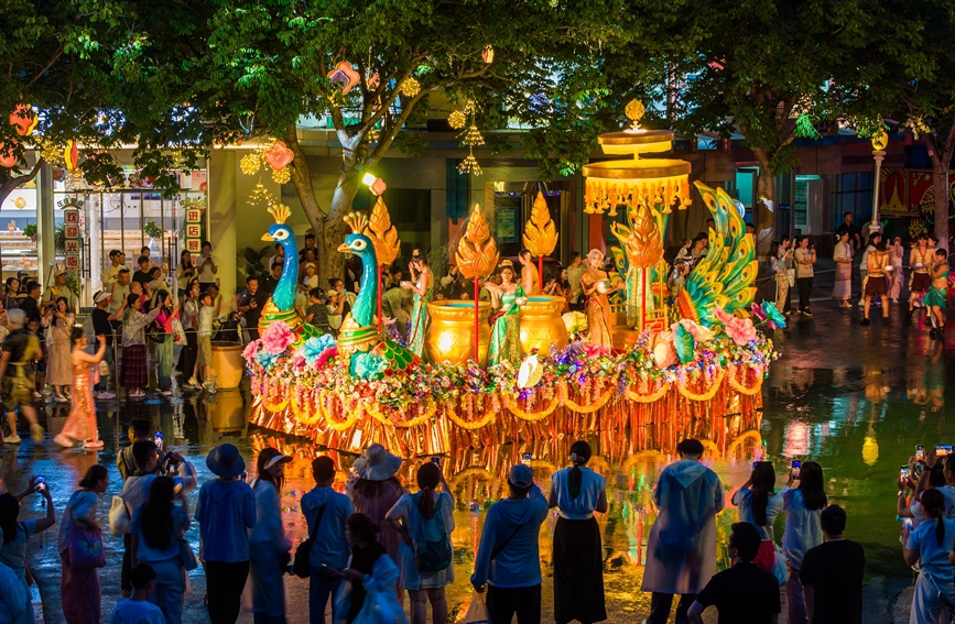 郑州方特旅游度假区内,孔雀花车巡游。张悦摄