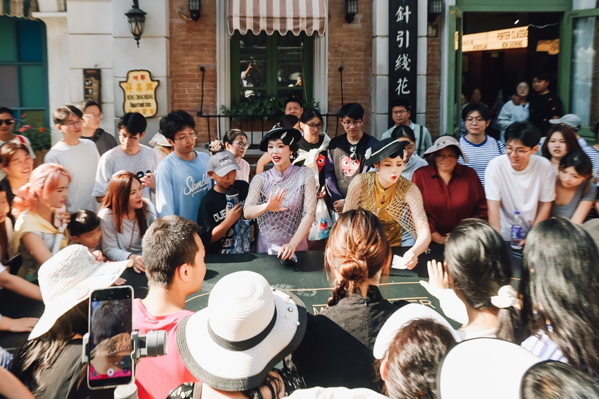 郑州电影小镇内,游客与演员互动。 石财佳摄