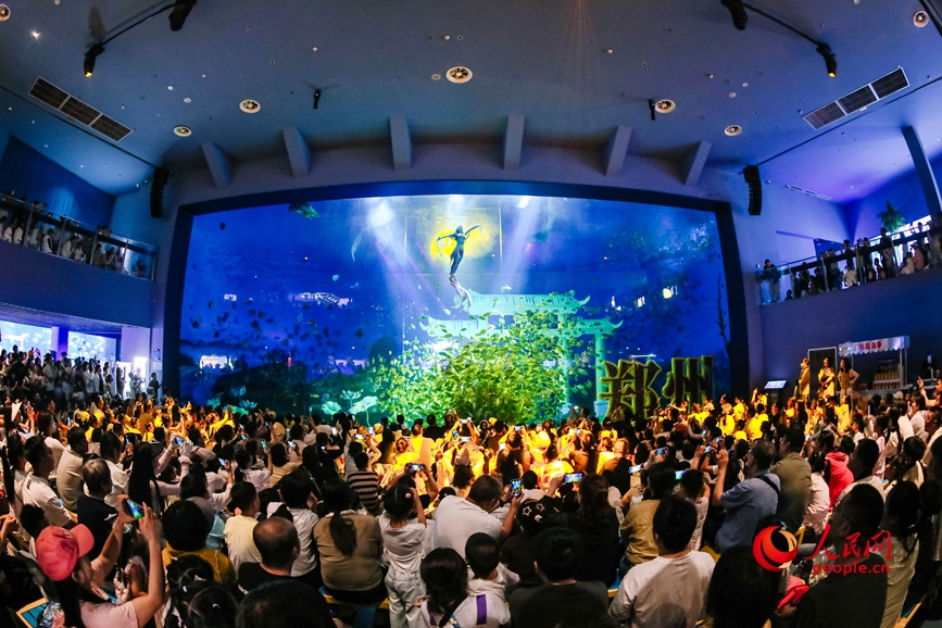 郑州海昌海洋公园里,”鱼绮丽秀“表演。人民网记者 辛静摄