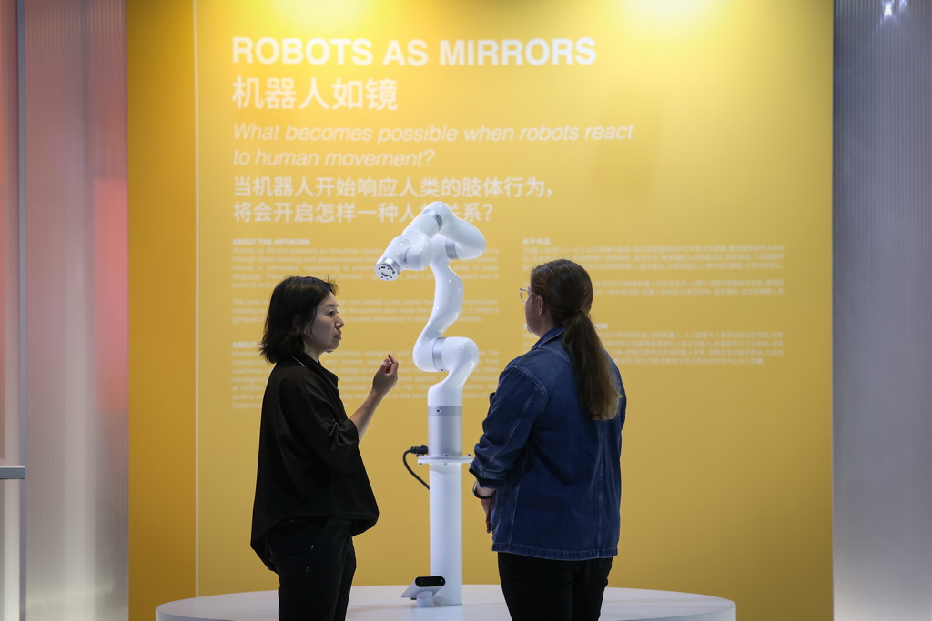 6月20日,工作人员在大连国际会议中心进行最后的准备工作。