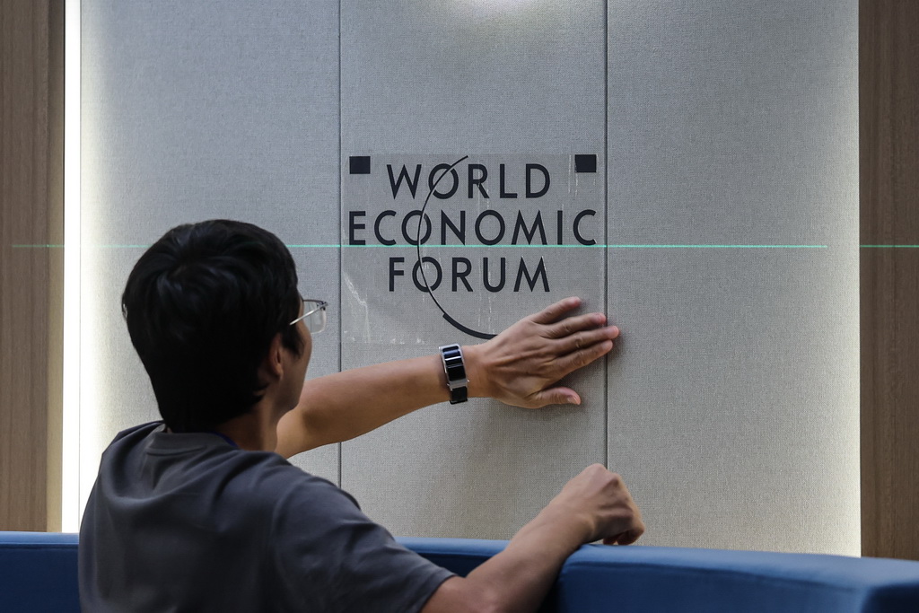 6月20日,工作人员在大连国际会议中心进行最后的准备工作。