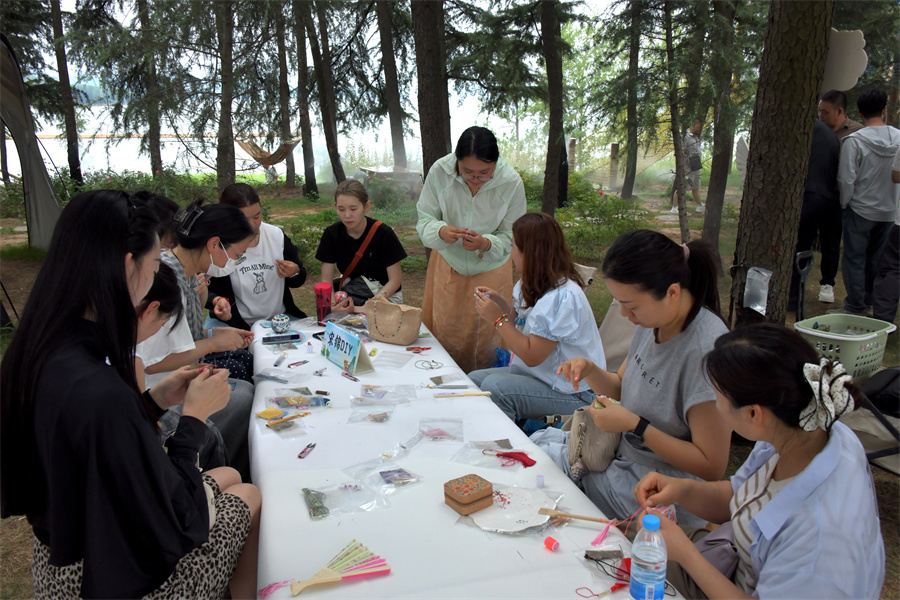 1782109896191653.jpg 游客体验宋锦DIY 赵明辰摄.JPG