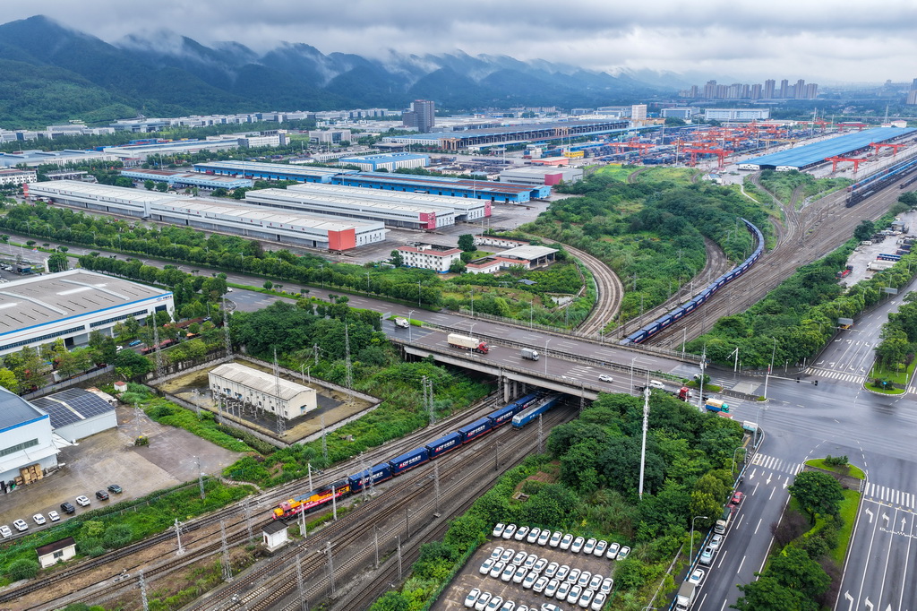 6月22日，首次整列采用新型汽车箱的中欧班列在重庆团结村中心站顺利发车（无人机照片）。