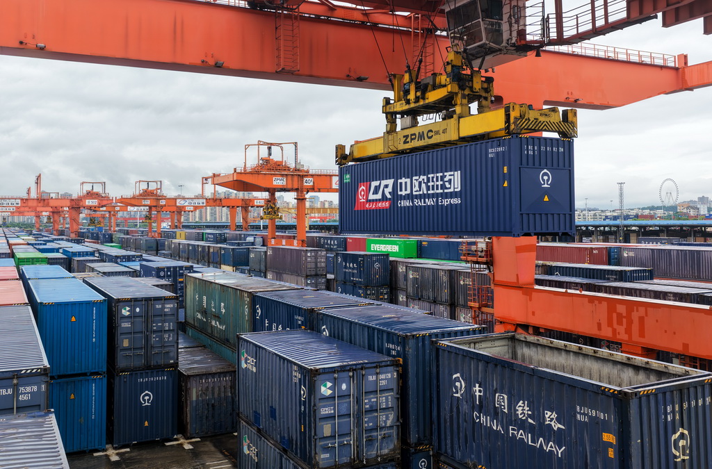 6月22日，新型汽车箱在重庆团结村中心站装车（无人机照片）。