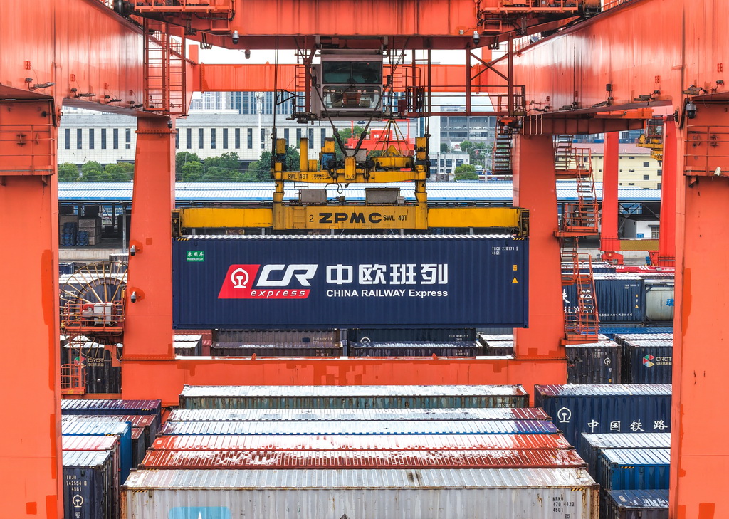 6月22日，新型汽车箱在重庆团结村中心站装车（无人机照片）。