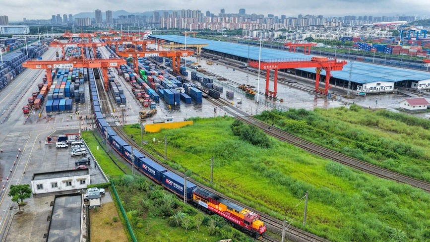 重庆首发新型汽车箱整列中欧班列