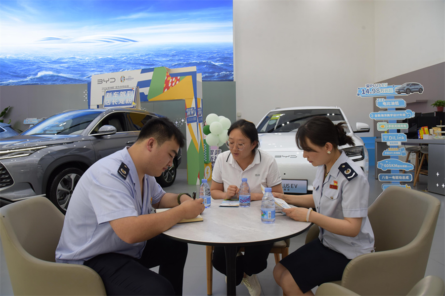 税务干部入户了解企业经营需求与涉税困难.jpg