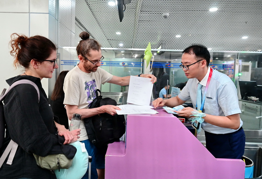 6月23日，乘坐厦航福州至阿姆斯特丹航班的旅客在办理值机手续。