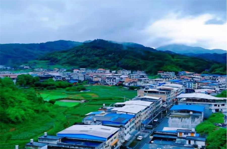 1、深子湖镇让家溪村鸟瞰图.jpg