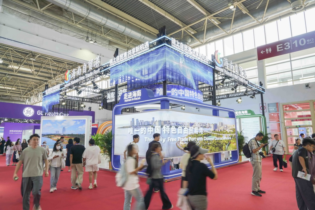 这是6月24日在链博会健康生活链展区拍摄的海南省主题展台。新华社记者 肖恩楠 摄