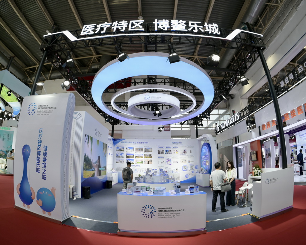 这是6月24日在链博会健康生活链展区拍摄的博鳌乐城展台。新华社记者 吴青昊 摄