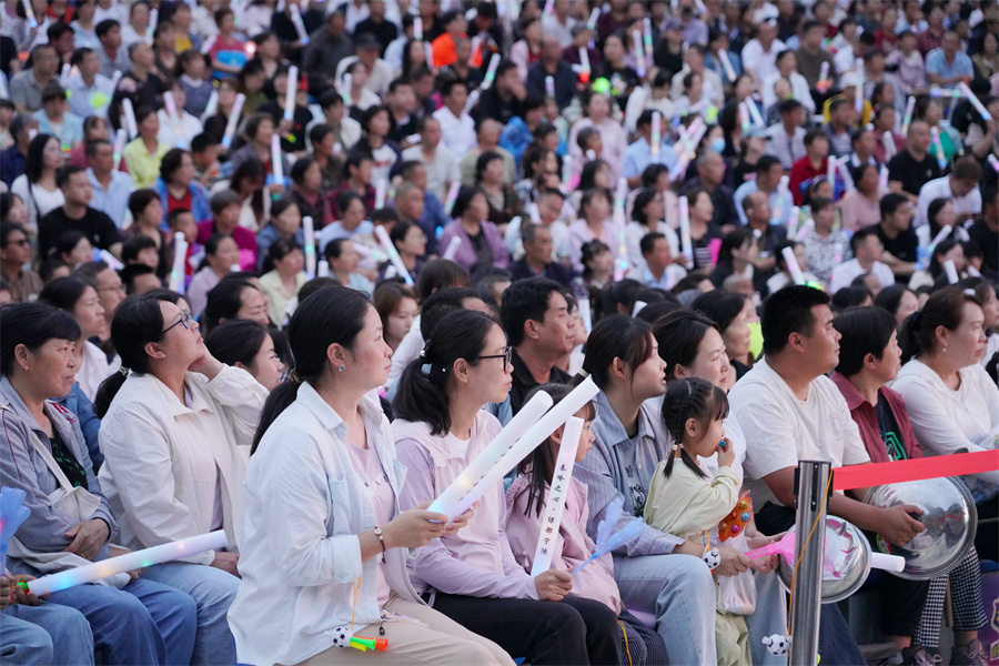 1782369158110273.jpg 图3 6月24日,宁陕县第二届“村光大道”文旅专场在滨河公园群众大舞台上演,图为观众全神贯注地观看节目。(谌敏摄).JPG