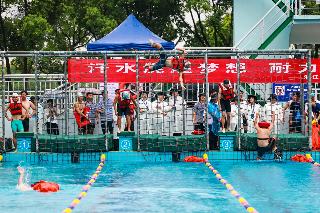 6月25日，参赛选手们在铁人三项接力比赛中。