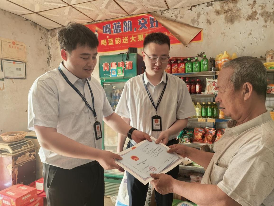 1782892236129287.jpg 工作人员坚持送证上门服务,打通服务群众最后一米。陈晓栋摄_副本.jpg