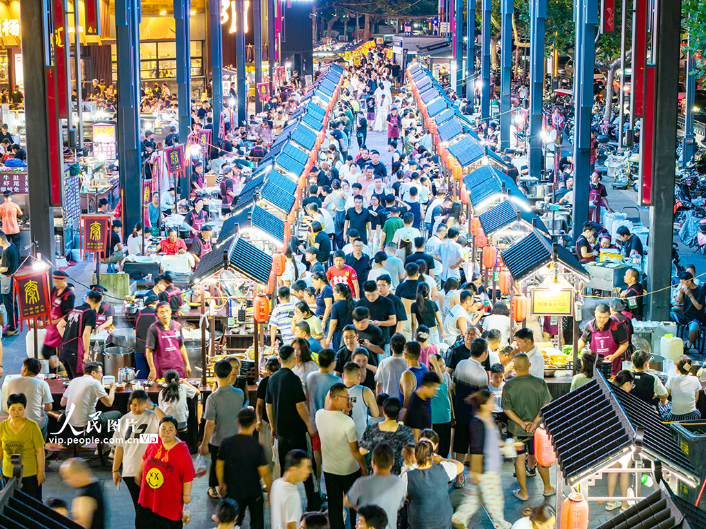 陕西咸阳：夜市热闹非凡
